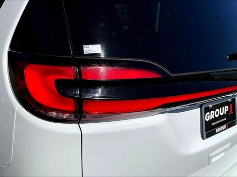 Used 2024 Chrysler Pacifica Limited FWD image 28