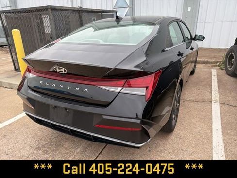Used 2025 Hyundai Elantra SEL FWD image 13