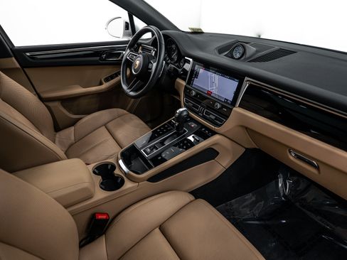 Certified 2023 Porsche Macan AWD/4WD image 14