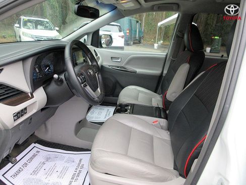 Used 2017 Toyota Sienna Limited image 13