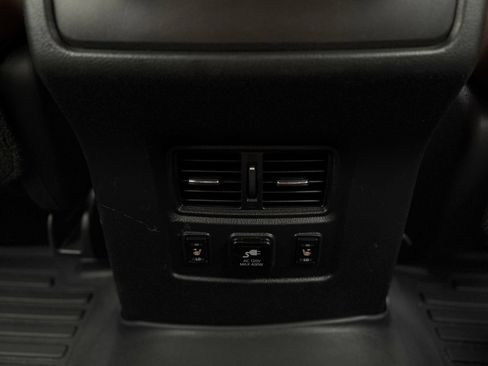 Used 2018 Nissan Titan SV AWD/4WD image 39