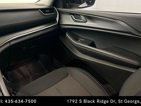 Used 2023 Jeep Grand Cherokee Laredo w/ Luxury Tech Group I image 10