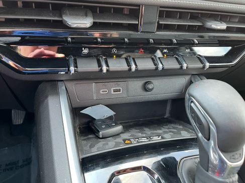 Used 2024 Chevrolet Colorado LT w/ LT Convenience Package III image 35