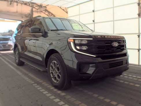 Used 2025 Ford Expedition Max Active RWD image 3