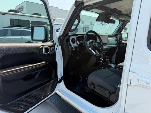 Used 2025 Jeep Wrangler Unlimited Sahara AWD/4WD image 15