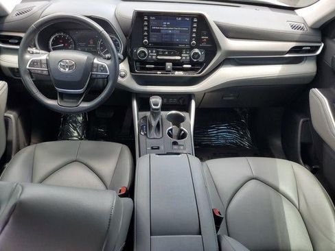 Used 2022 Toyota Highlander XLE FWD image 14