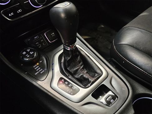 Used 2017 Jeep Cherokee Trailhawk image 32