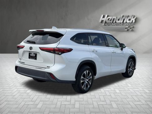 Used 2022 Toyota Highlander XLE FWD image 10
