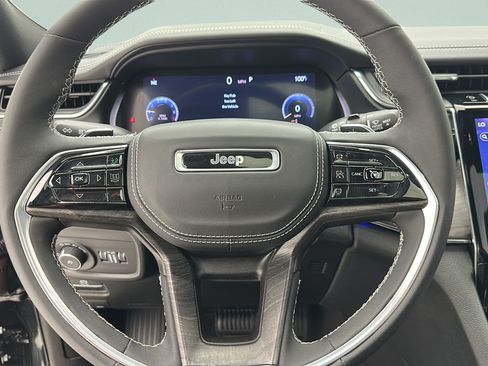 Used 2025 Jeep Grand Cherokee Overland w/ Luxury Tech Group IV AWD/4WD image 16