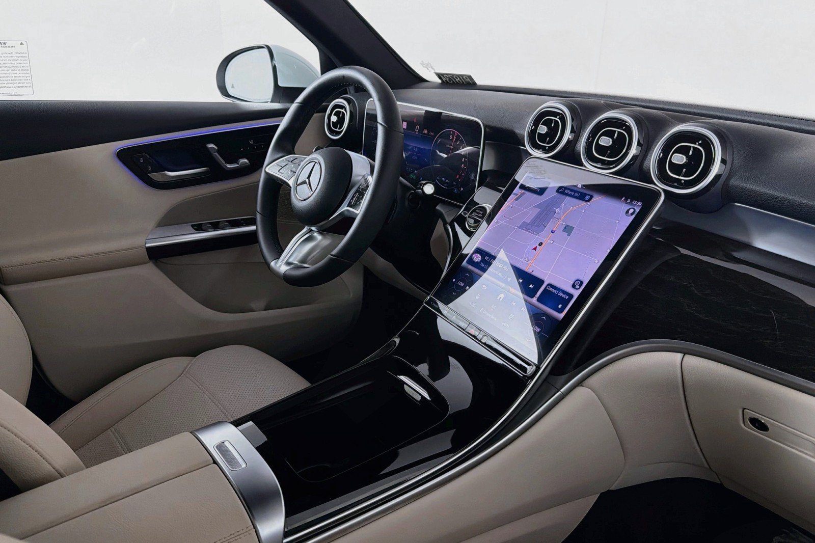 Certified 2025 Mercedes-Benz GLC 350e 4MATIC w/ Driver Assistance Package image 18
