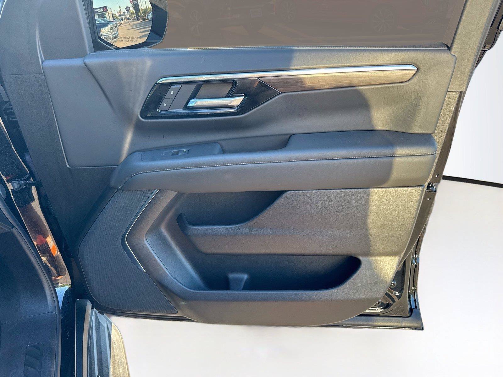 Used 2026 Chevrolet Suburban LS RWD image 11