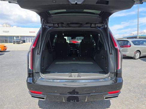 Used 2023 Cadillac Escalade ESV Luxury image 5