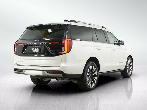 Used 2025 Ford Expedition Platinum w/ Driver's Package AWD/4WD image 5
