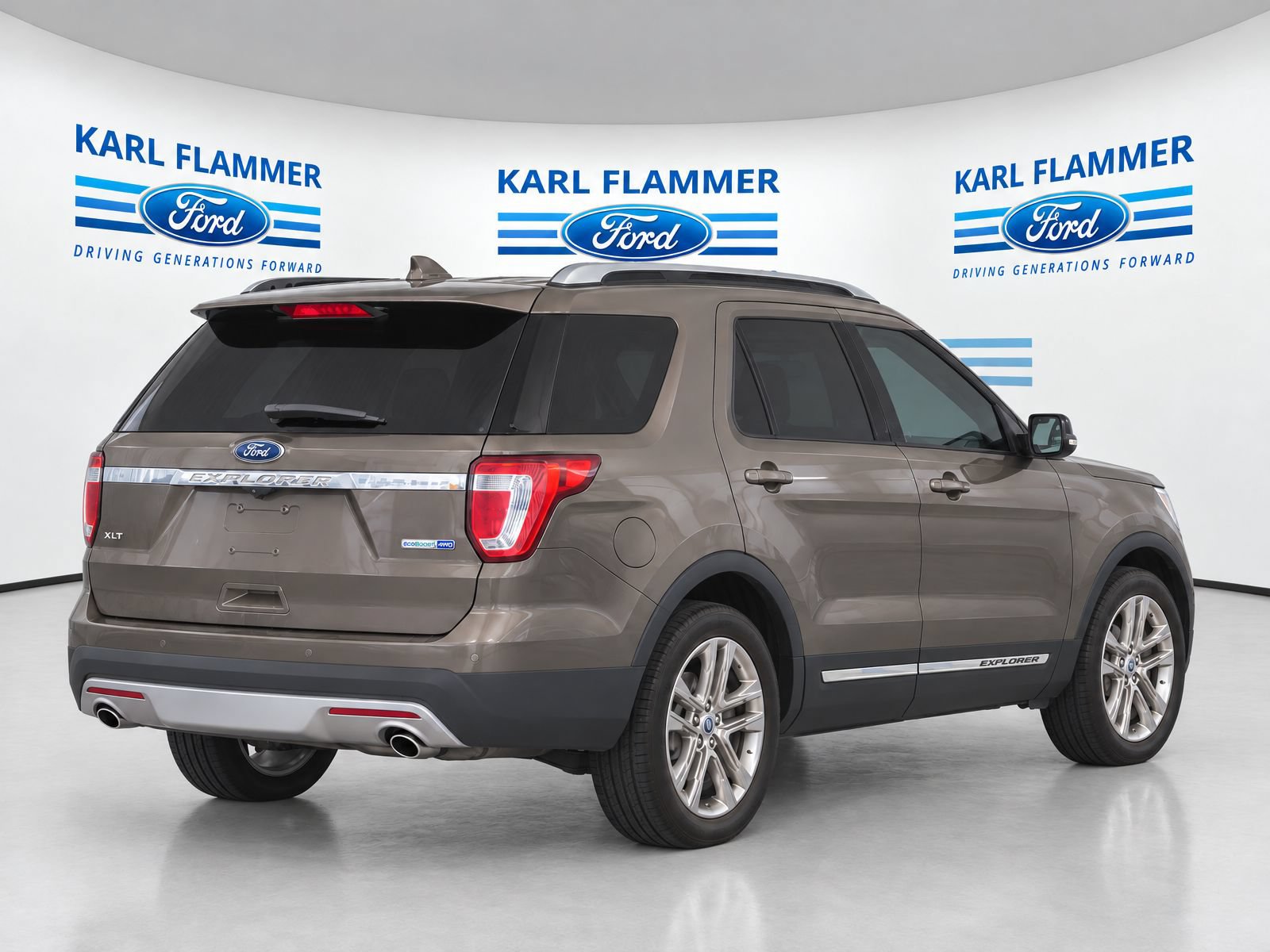 Used 2016 Ford Explorer XLT w/ Equipment Group 202A AWD/4WD image 3