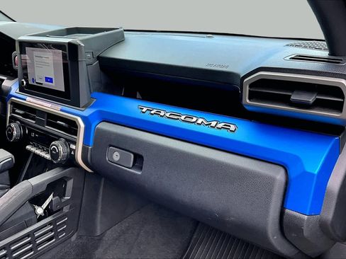 Used 2025 Toyota Tacoma TRD Off-Road AWD/4WD image 17