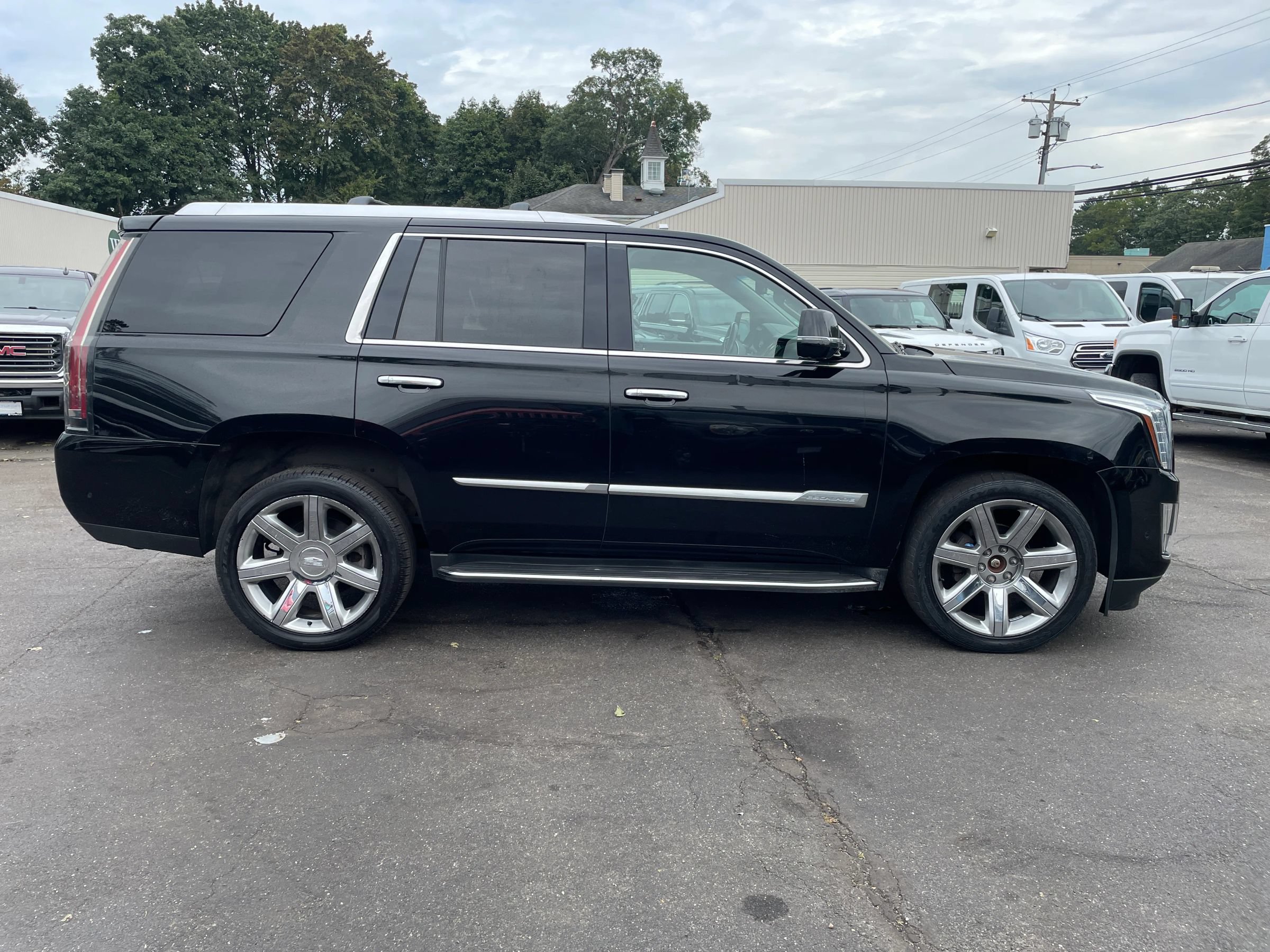Used 2018 Cadillac Escalade Luxury AWD/4WD image 6