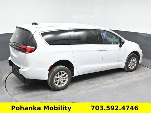 Used 2024 Chrysler Pacifica Touring-L image 21