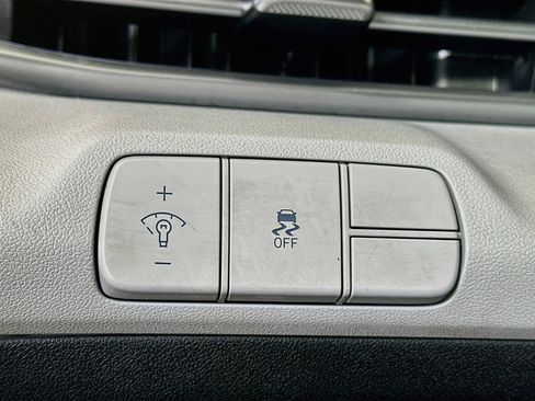 Used 2025 Hyundai Elantra Limited FWD image 17