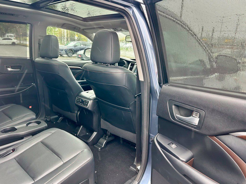 Used 2015 Toyota Highlander Limited Platinum AWD/4WD image 14
