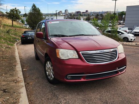 Used 2014 Chrysler Town & Country Touring FWD image 3