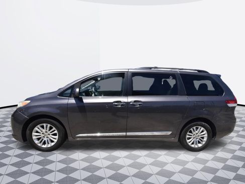 Used 2014 Toyota Sienna XLE w/ Entertainment Package FWD image 2