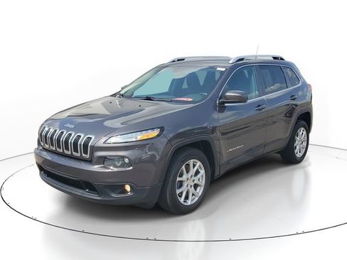 Used 2017 Jeep Cherokee Latitude w/ Comfort/Convenience Group FWD image 2