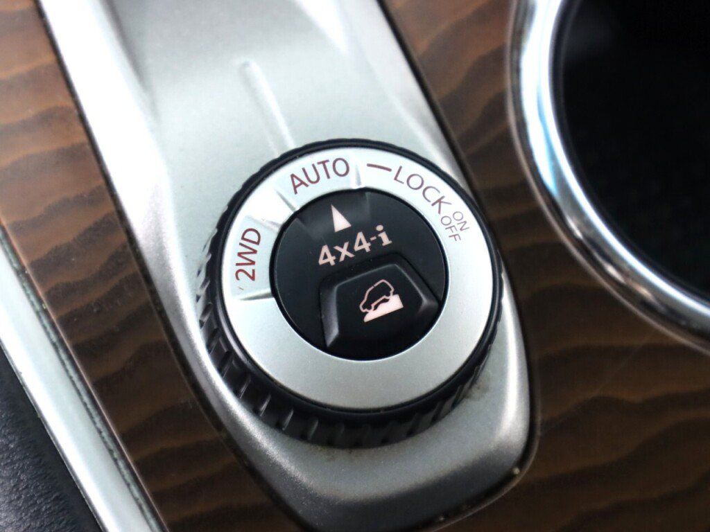 Used 2017 Nissan Pathfinder Platinum AWD/4WD image 29