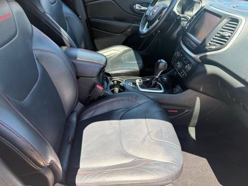 Used 2014 Jeep Cherokee Trailhawk w/ Comfort/Convenience Group AWD/4WD image 12