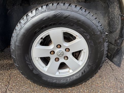 Used 2010 Dodge Ram 1500 Truck SLT w/ Remote Start & Security Group image 17