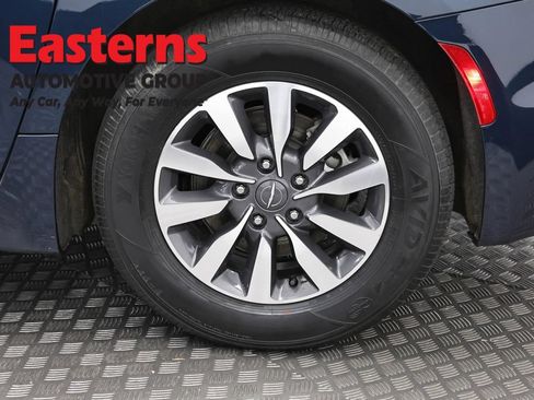 Used 2023 Chrysler Pacifica Touring-L FWD image 34