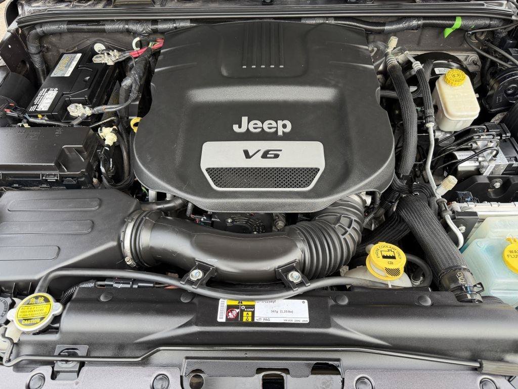 Used 2016 Jeep Wrangler Unlimited Sahara AWD/4WD image 29