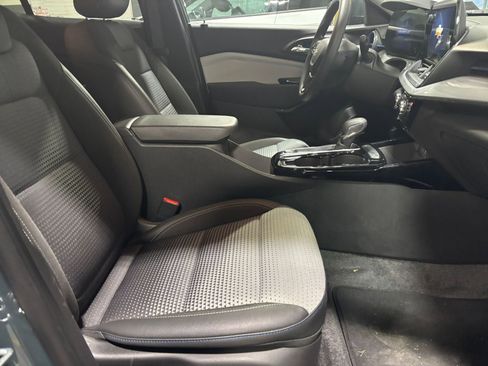 Used 2025 Chevrolet Trax LT image 24