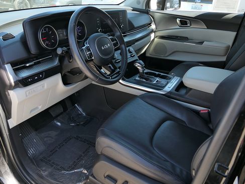 Used 2024 Kia Carnival LX FWD image 12