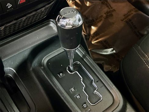 Used 2018 Jeep Wrangler Unlimited Sahara w/ Connectivity Group image 15