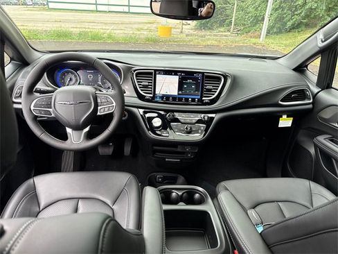 New 2026 Chrysler Pacifica Select image 2