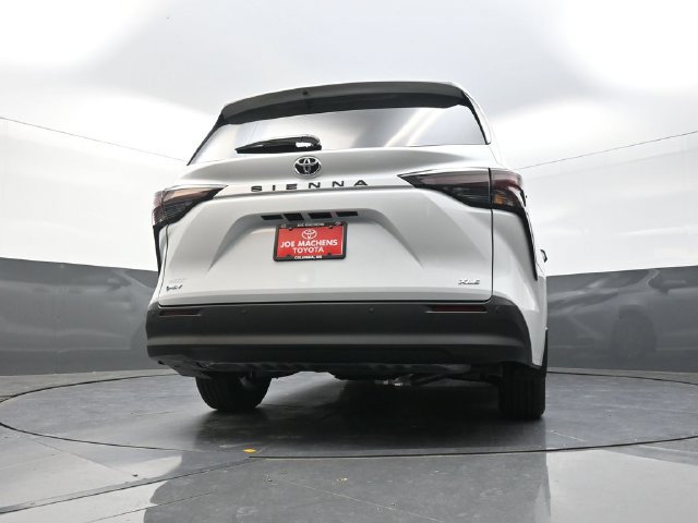 Used 2026 Toyota Sienna XLE FWD image 35