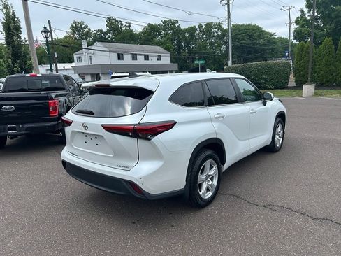 Used 2023 Toyota Highlander LE AWD/4WD image 5