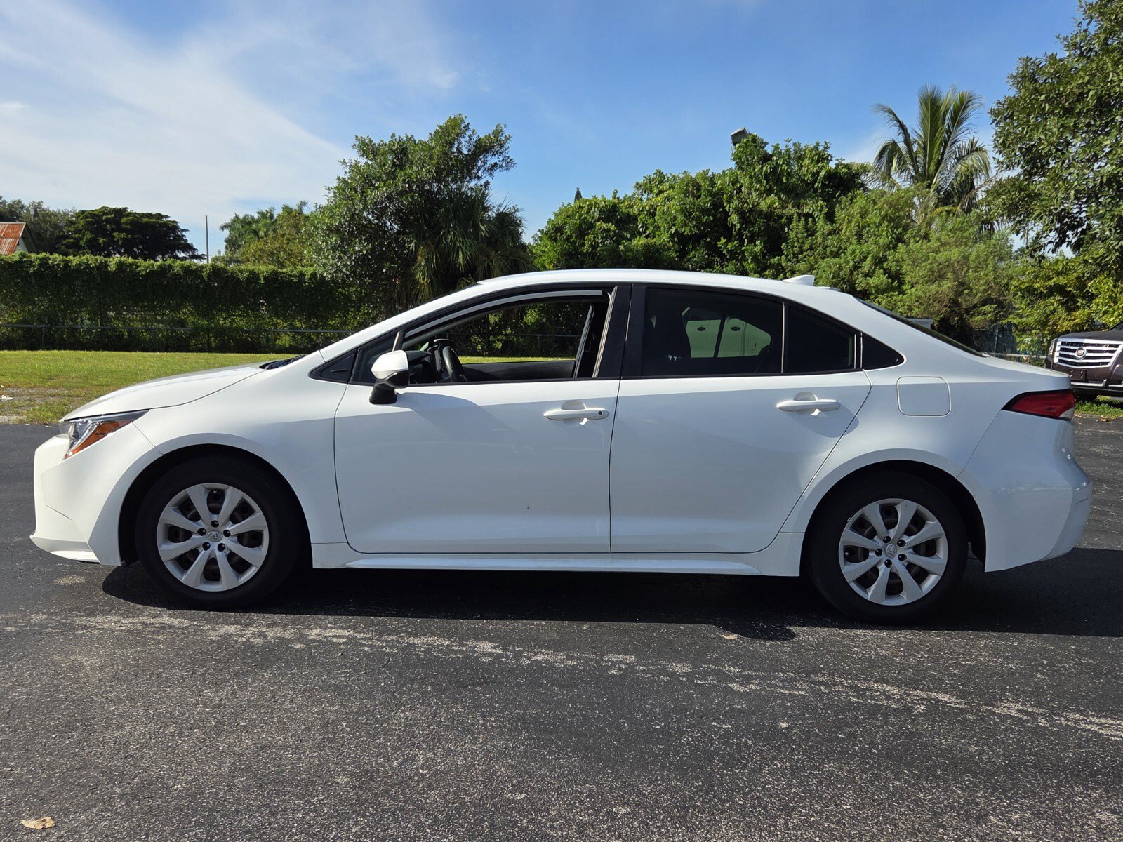 Used 2022 Toyota Corolla LE FWD image 2