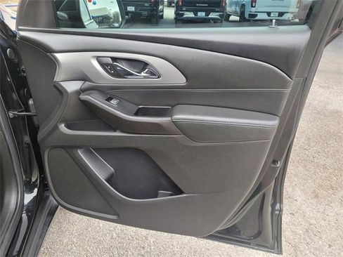 Used 2023 Chevrolet Traverse LT image 12