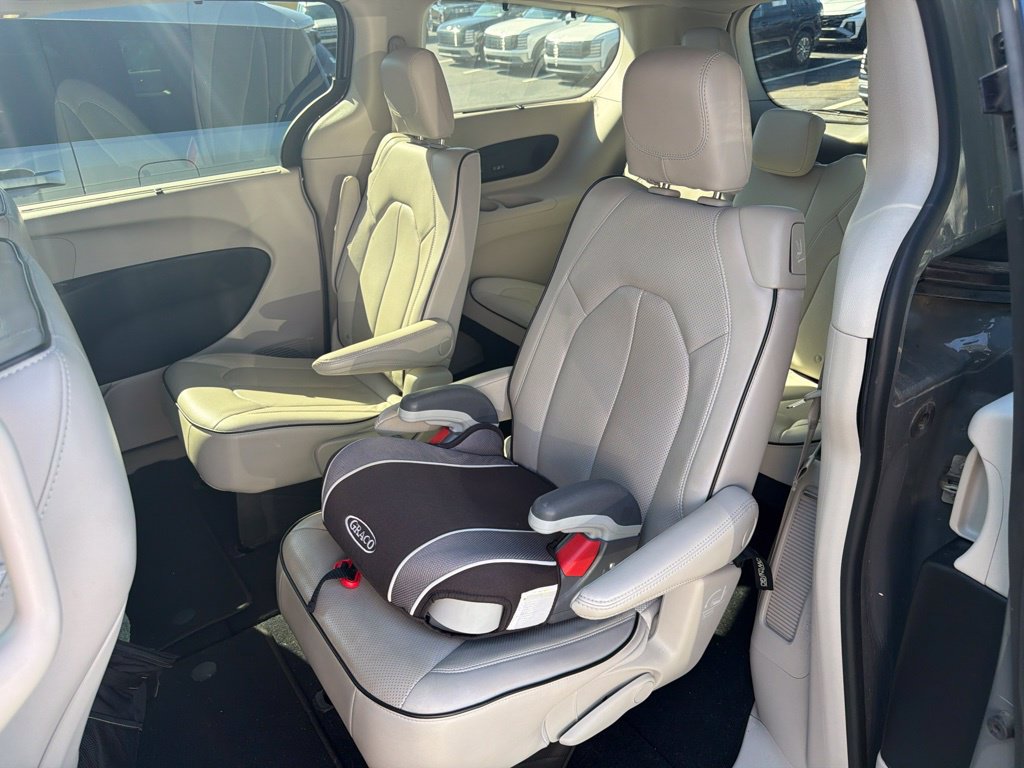 Used 2021 Chrysler Pacifica Limited AWD/4WD image 9