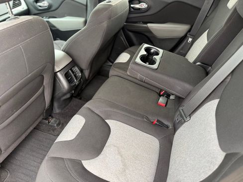 Used 2014 Jeep Cherokee Latitude w/ Comfort/Convenience Group FWD image 16