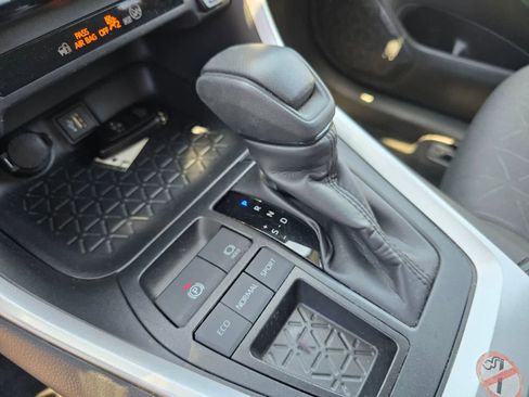 Used 2025 Toyota RAV4 XLE FWD image 18