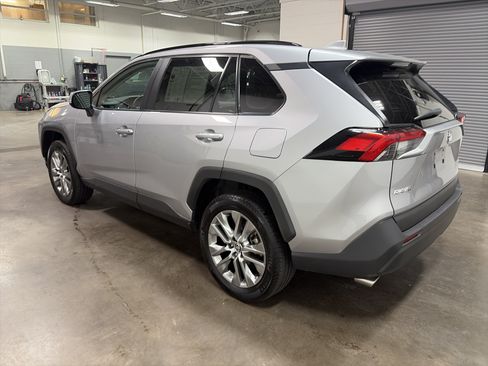 Used 2022 Toyota RAV4 XLE Premium AWD/4WD image 5