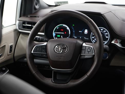 Used 2024 Toyota Sienna Platinum image 19