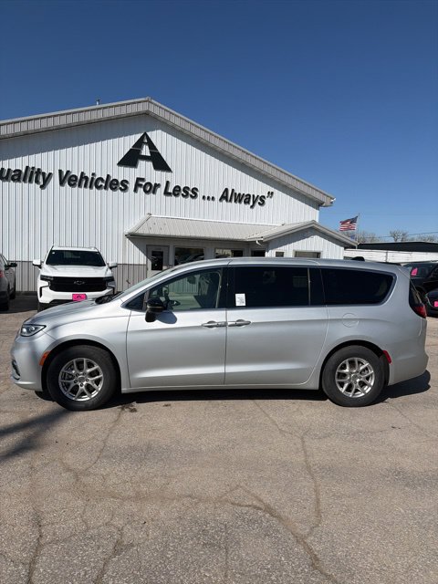 Used 2024 Chrysler Pacifica Touring-L FWD image 4
