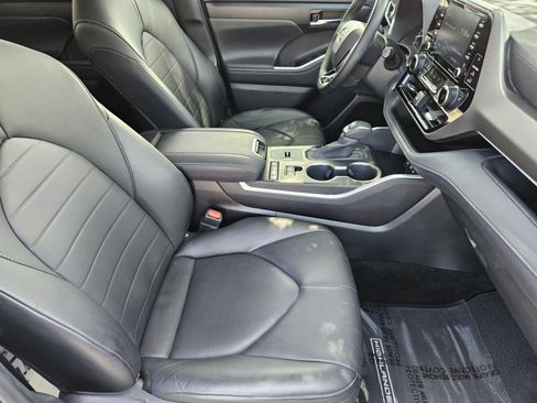 Used 2020 Toyota Highlander XLE FWD image 6