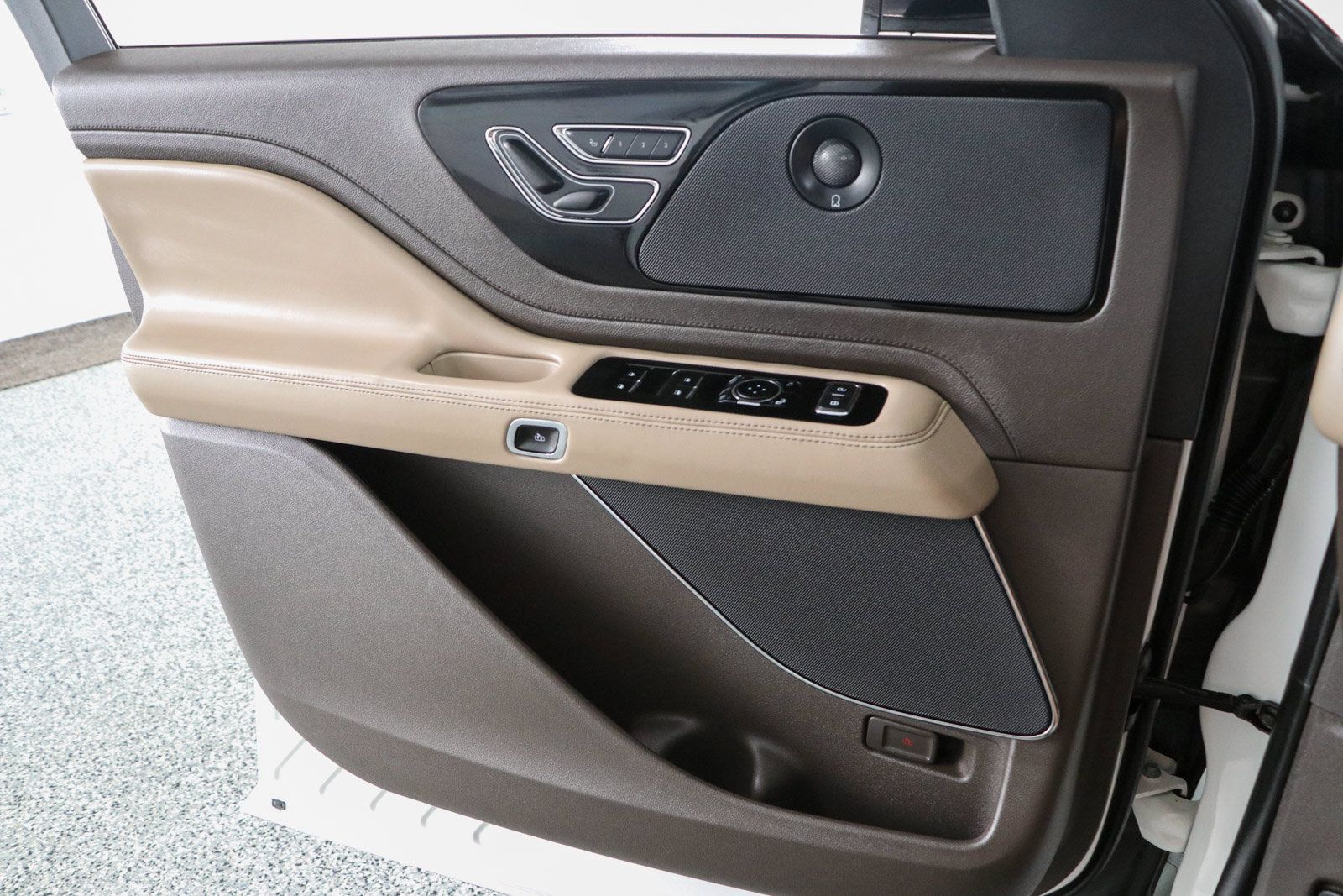 Used 2023 Lincoln Aviator Reserve w/ Equipment Group 201A RWD image 24
