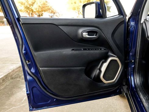 Used 2017 Jeep Renegade Latitude w/ Cold Weather Group image 39