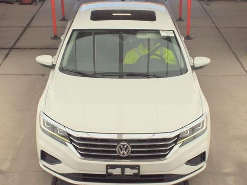 Used 2022 Volkswagen Passat 2.0T SE image 2