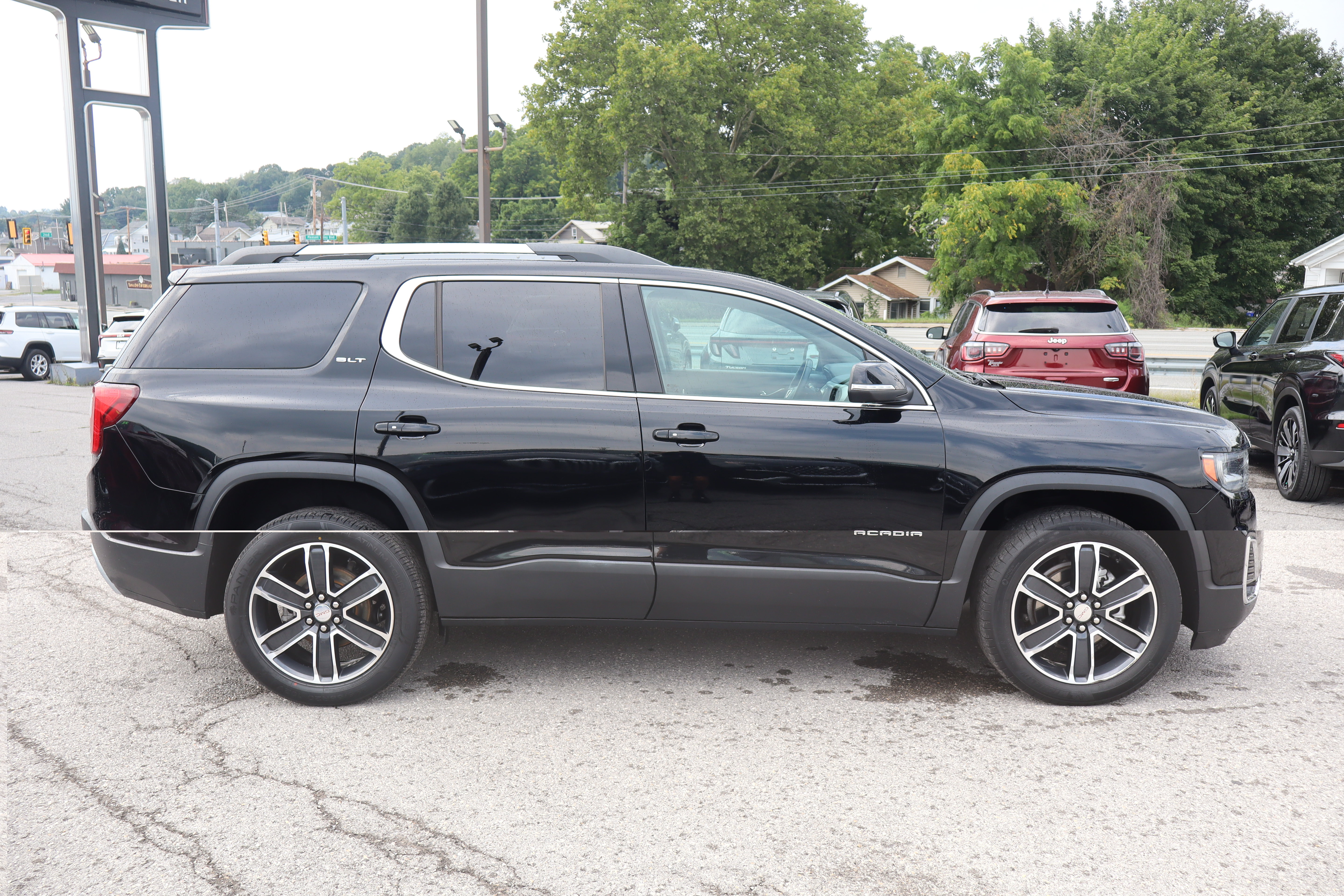 Used 2023 GMC Acadia SLT w/ Technology Package AWD/4WD image 2